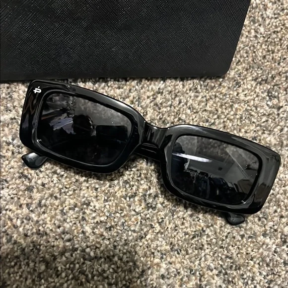 Bold Black Rectangular Sunglasses with Oversized Style - Picture 8 of 9